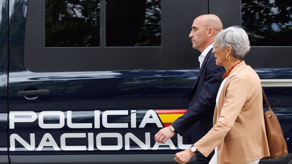 El expresidente de la Real Federación Española de Fútbol (RFEF), Luis Rubiales y su abogado Olga Tubau, salen de declarar de la Audiencia Nacional, a 15 de septiembre de 2023, en Madrid