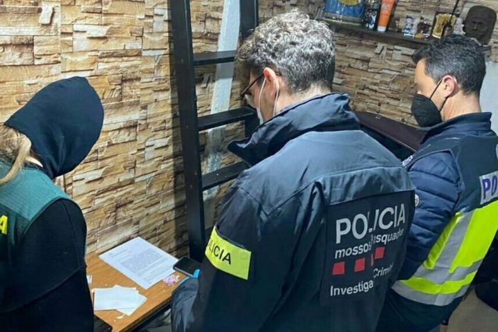 Imagen de tres agentes de la Policía Nacional, la Guardia Civil y los Mossos d'Esquadra