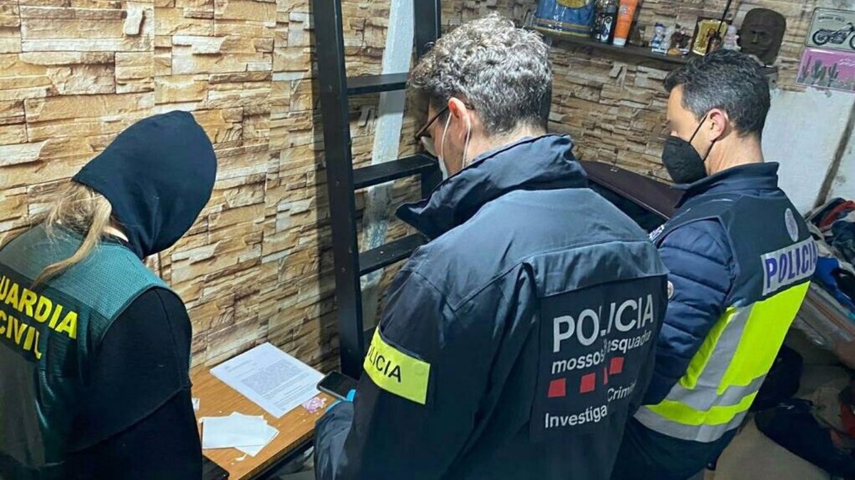 Imagen de tres agentes de la Policía Nacional, la Guardia Civil y los Mossos d'Esquadra