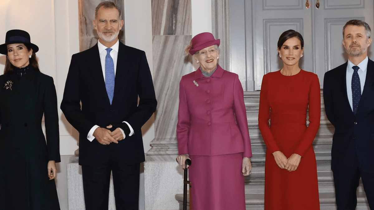 Los Reyes de España comenzaron este lunes su agenda oficial con un viaje a Dinamarca, donde la realeza danesa les brindó honores.