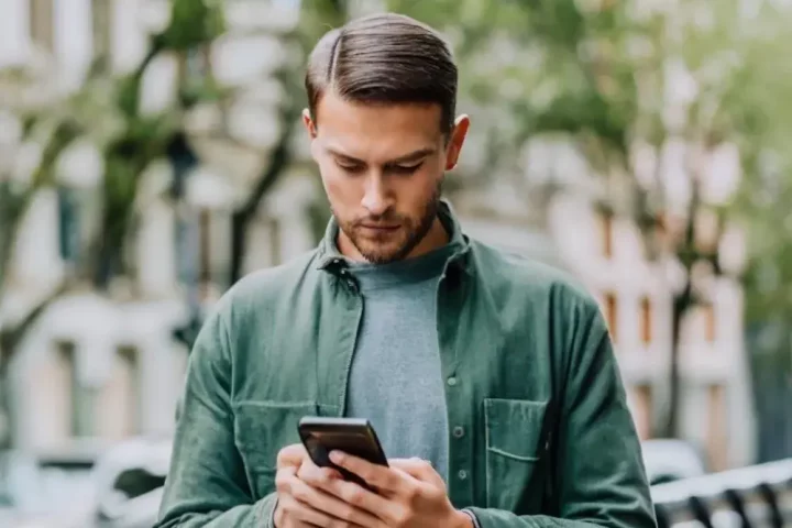 Un joven usa su teléfono móvil. /EP