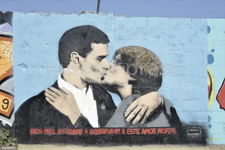 Mural con un dibujo en el que Sánchez y Puigdemont se besan. /EP