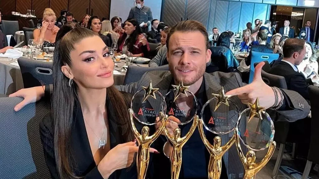 Hande Erçel y Kerem Bürsin recibieron una estatuilla en común tras ser reconocidos como Mejor Pareja de Serie de TV.