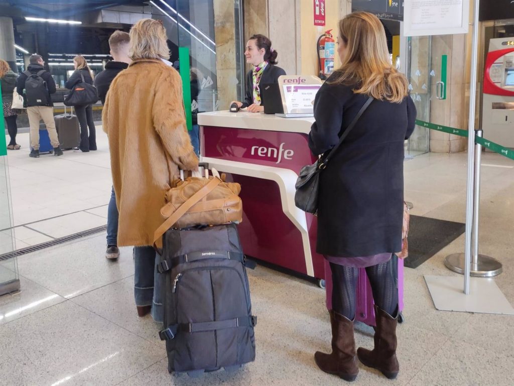 Pasajeros en el mostrador de Renfe en la estación de tren de Oviedo.