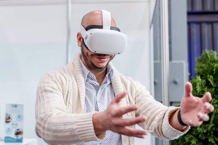 Hombre con gafas de realidad virtual