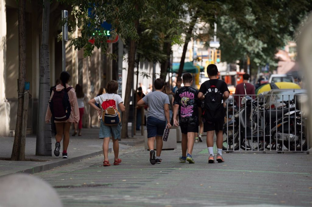 Varios niños caminan a la salida del colegio Pia Balmes