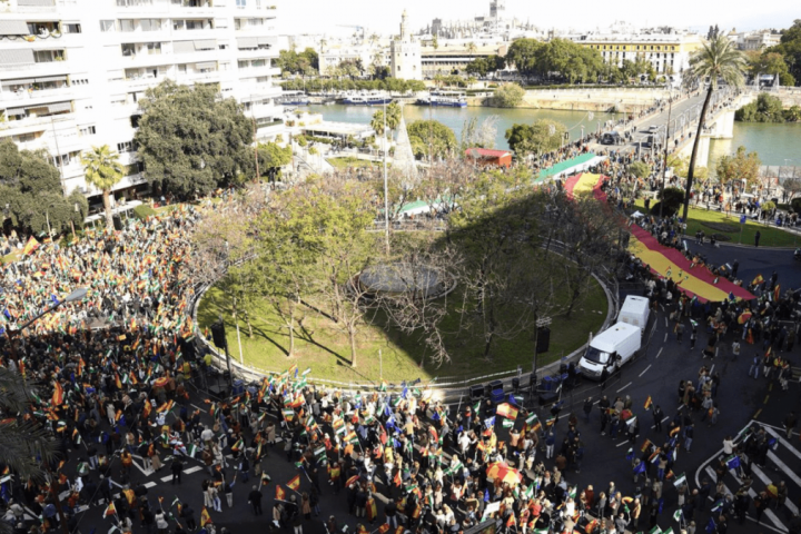 Miles de personas se han dado cita en la Plaza de Cuba de Sevilla este domingo, con motivo a la celebración del 4D.