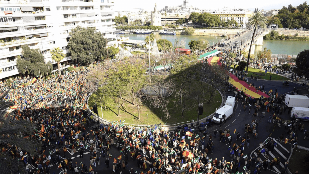 Miles de personas se han dado cita en la Plaza de Cuba de Sevilla este domingo, con motivo a la celebración del 4D.