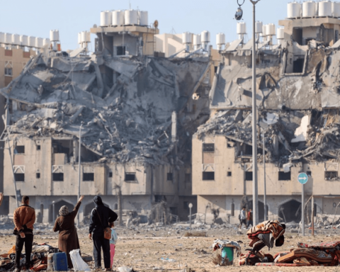 Hamás denuncia al menos 700 palestinos muertos durante los ataques israelíes de las últimas 24 horas sobre el enclave palestino en Gaza.