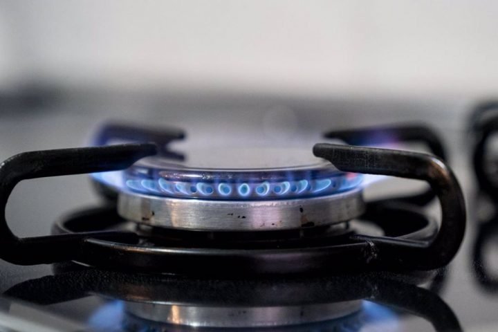 Una persona enciende un fuego de cocina de gas