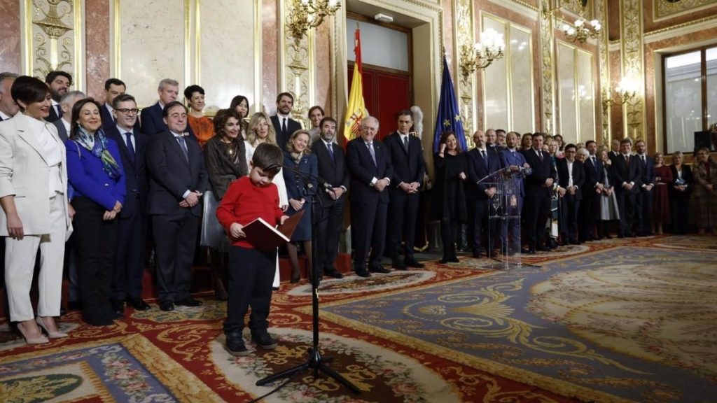 El niño Pablo Ruiz Moreno leyendo la Constitución ante Francina Armengol y los asistentes al acto de anversario de la Carta Magna - CONGRESO