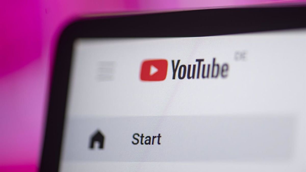 El logo de Youtube aparece en la pantalla de un ordenador portátil