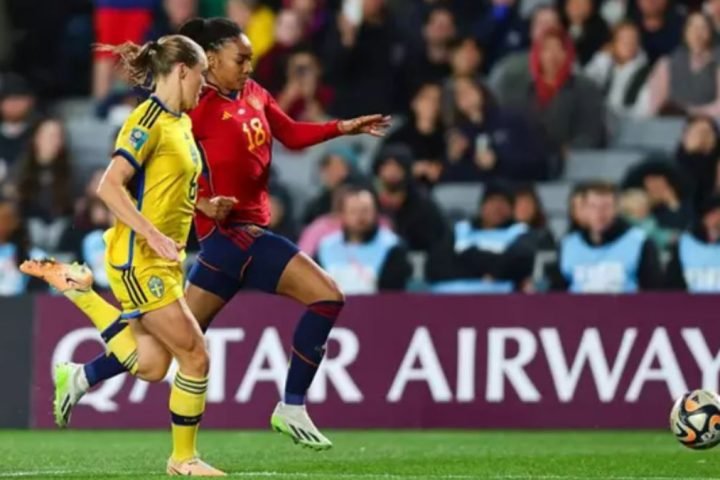 Magdalena Eriksson y Salma Paralluelo durante la semifinal entre España y Suecia del Mundial de Australia y Nueva Zelanda 2023 - EP