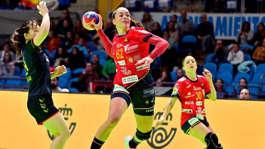 Paula Arcos, durante un partido con la selección española. - RFEBM