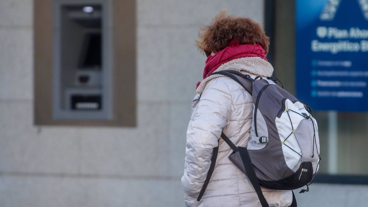 Una mujer pasea abrigada, a 1 de diciembre de 2022, en Madrid