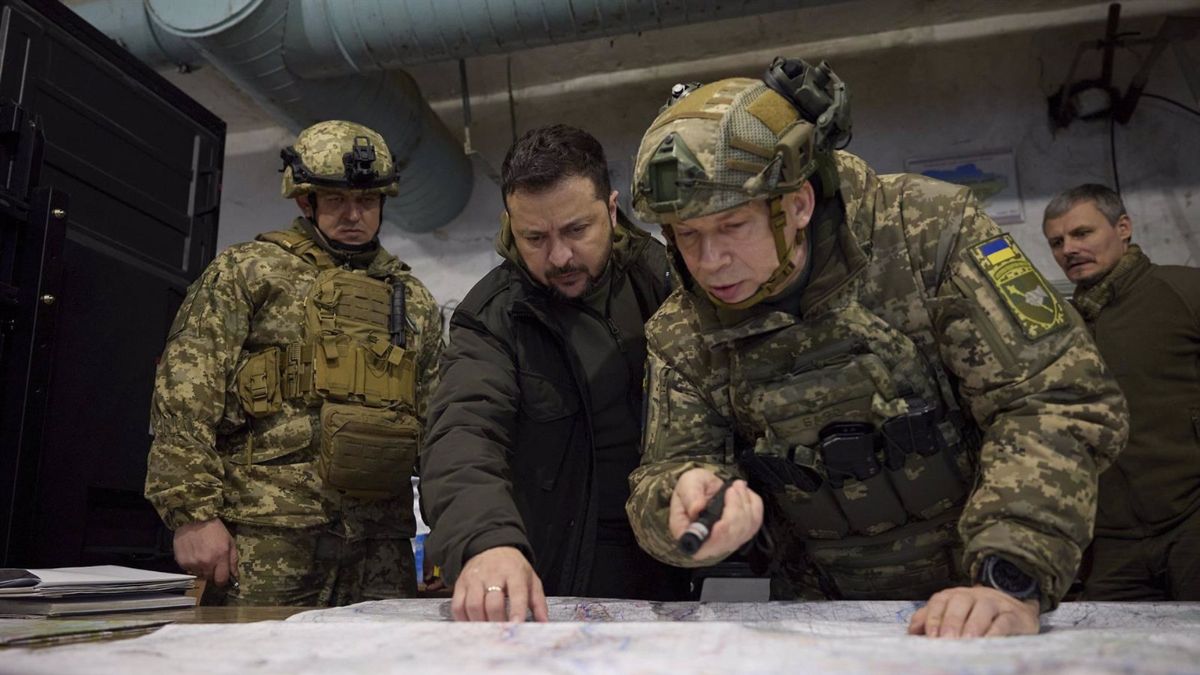 Volodimir Zelenski, en una visita a las tropas desplegadas en Járkov - Europa Press