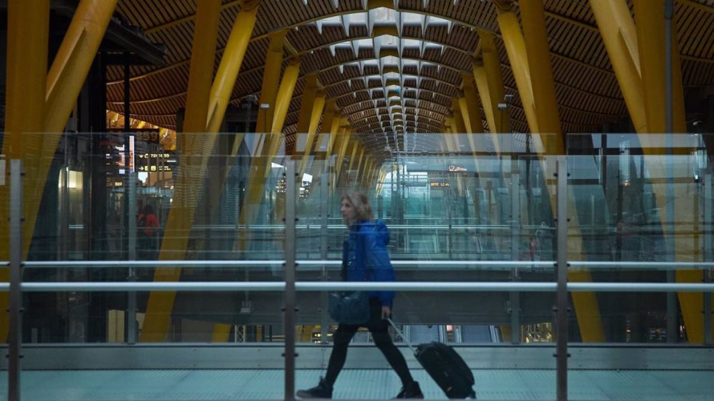 Un viajero en el Aeropuerto Adolfo Suárez-Madrid Barajas - EP