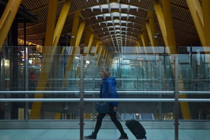 Un viajero en el Aeropuerto Adolfo Suárez-Madrid Barajas - EP