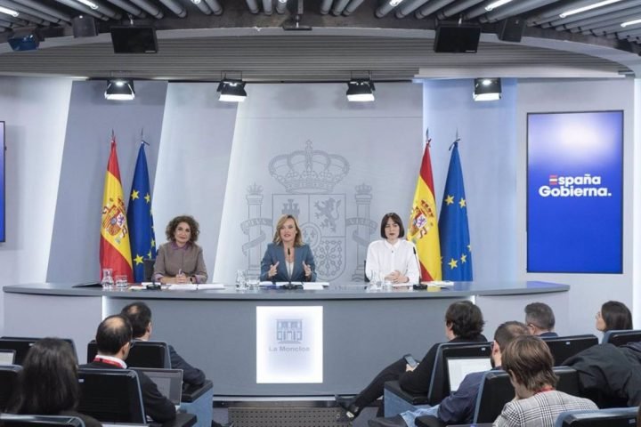 La vicepresidenta cuarta y ministra de Hacienda y Función Pública, María Jesús Montero; la ministra Portavoz, Pilar Alegría, y la ministra de Ciencia, Innovación y Universidades, Diana Morant - EP