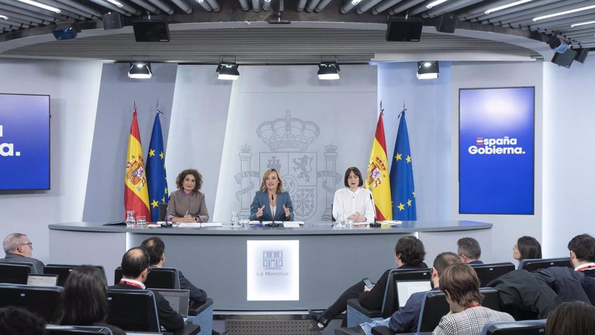 La vicepresidenta cuarta y ministra de Hacienda y Función Pública, María Jesús Montero; la ministra Portavoz, Pilar Alegría, y la ministra de Ciencia, Innovación y Universidades, Diana Morant - EP