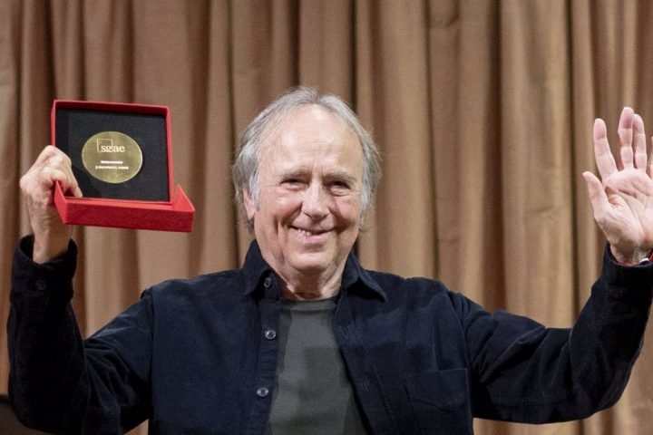 El cantautor Joan Manuel Serrat recibe la Medalla de Honor de la SGAE