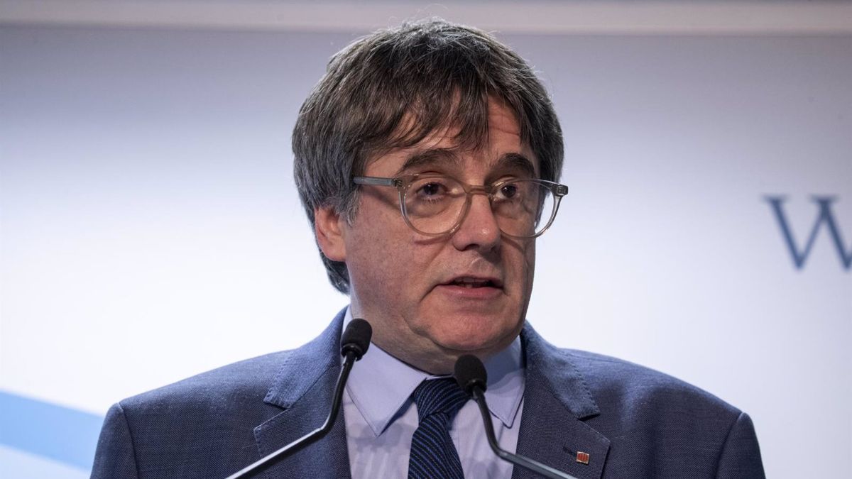 Carles Puigdemont, comparece en una rueda de prensa para explicar los detalles del acuerdo de investidura con el PSOE