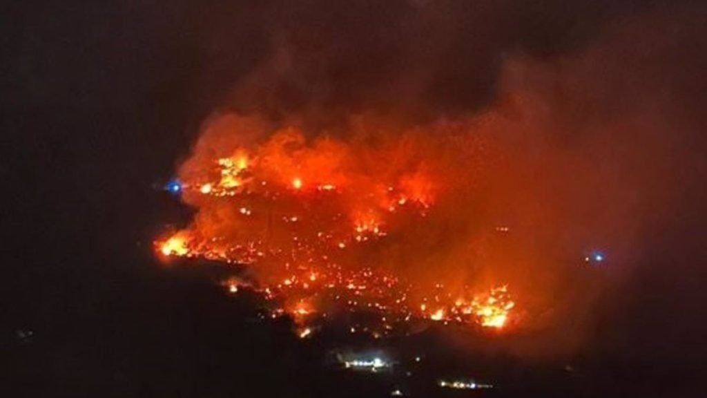 Incendio forestal declarado en un paraje de Lanjarón (Granada)