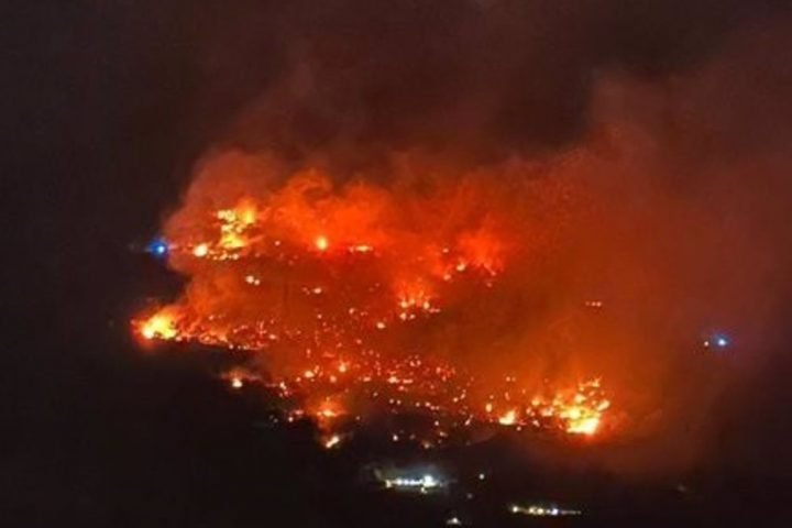 Incendio forestal declarado en un paraje de Lanjarón (Granada)