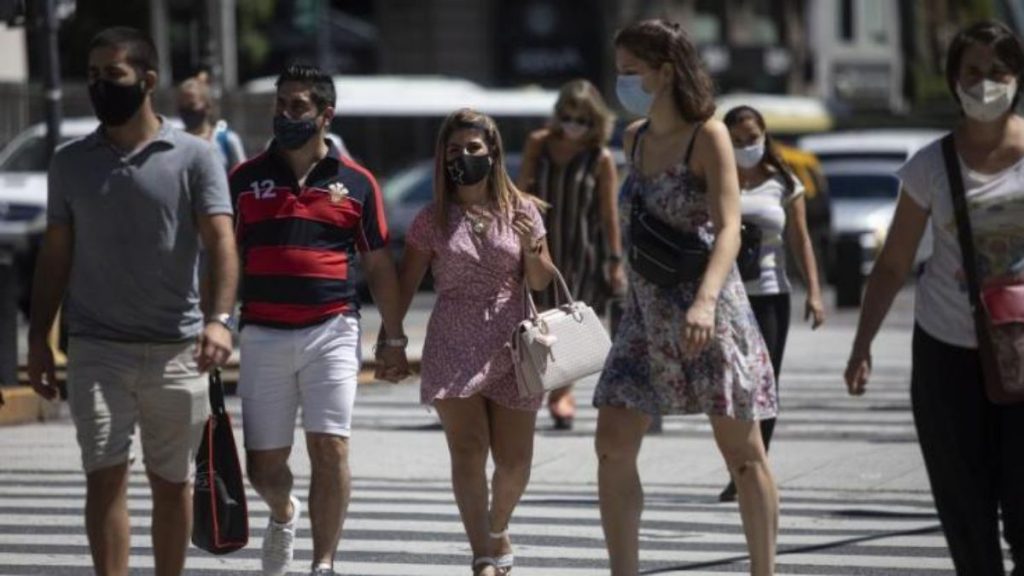 Ciudadanos paseando por el centro de Buenos Aires, Argentina