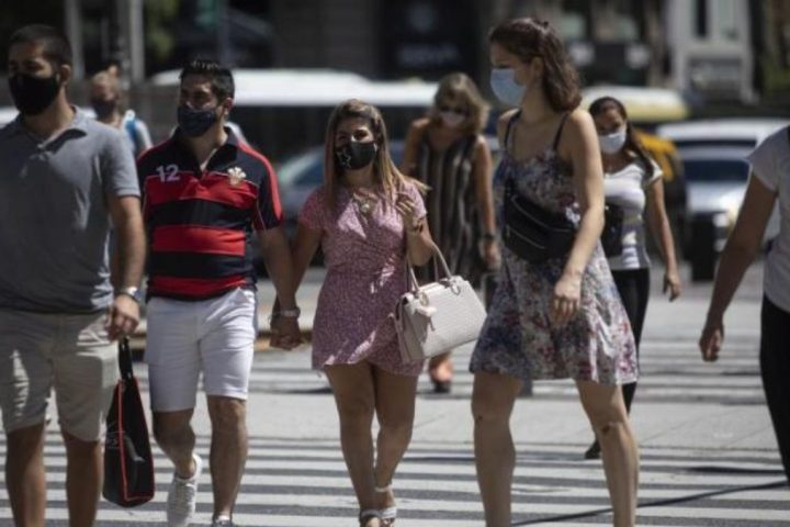 Ciudadanos paseando por el centro de Buenos Aires, Argentina