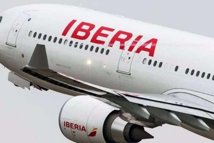 Avión de Iberia despegando - IBERIA