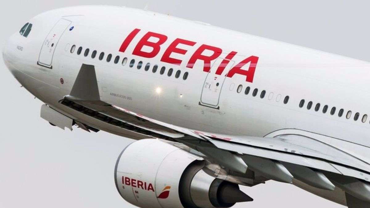 Avión de Iberia despegando - IBERIA