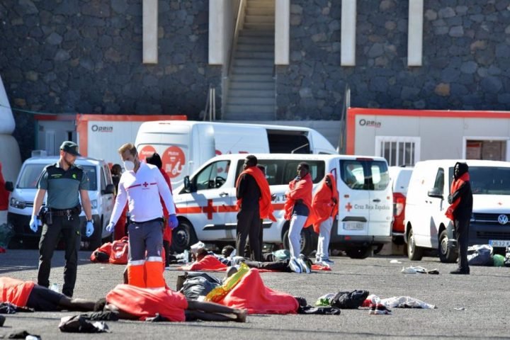 Varios migrantes son atendidos por los servicios de emergencias, en el muelle de La Restinga