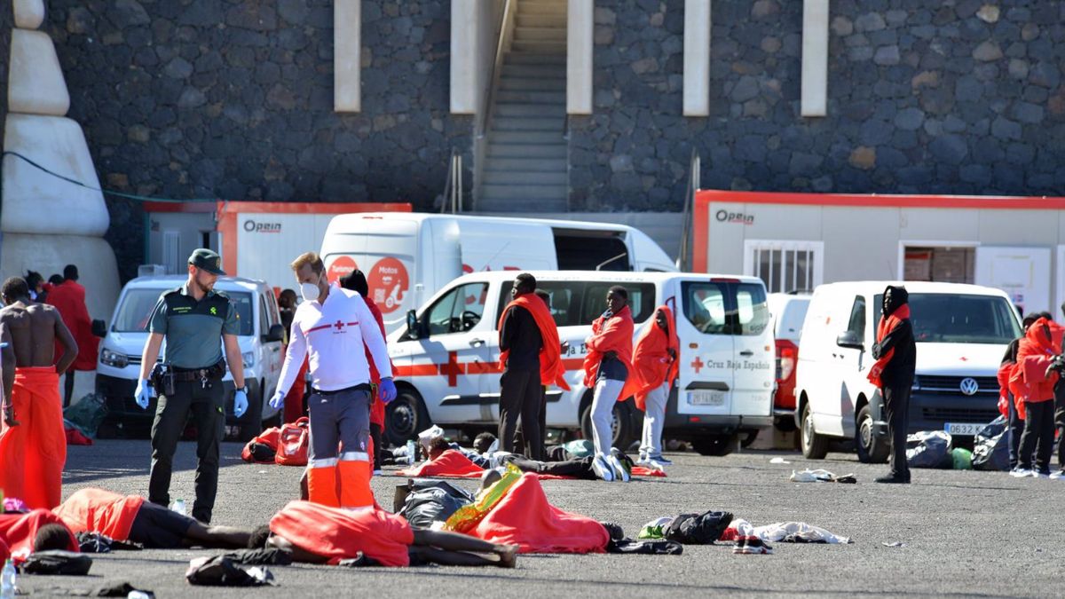 Varios migrantes son atendidos por los servicios de emergencias, en el muelle de La Restinga