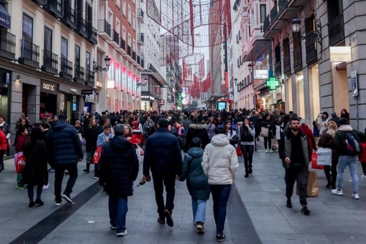 Cientos de personas en la calle comercial de Preciados - EP