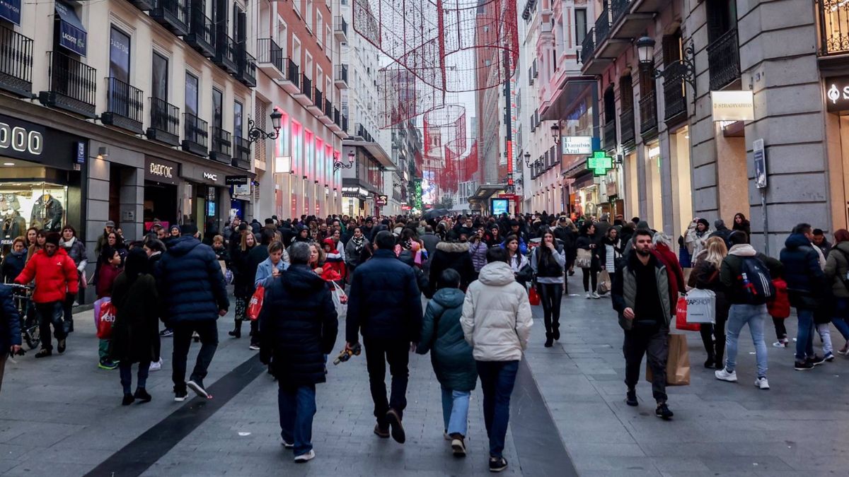 Cientos de personas en la calle comercial de Preciados - EP