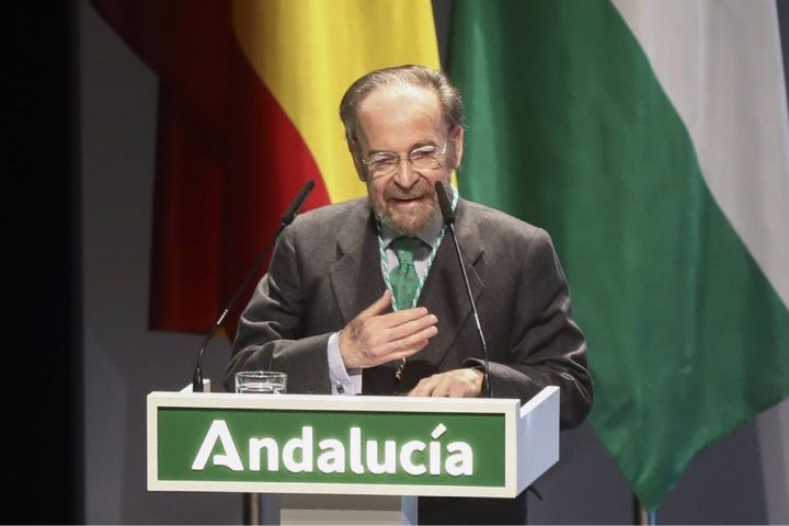 El periodista y escritor Antonio Burgos durante su intervención en la entrega de los títulos de Hijo Predilecto y de las Medallas de Andalucía - EP