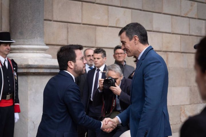 El presidente del Gobierno, Pedro Sánchez, y el president de la Generalitat de Catalunya, Pere Aragonès (i), se saludan a su llegada a una reunión en el Palau de la Generalitat
