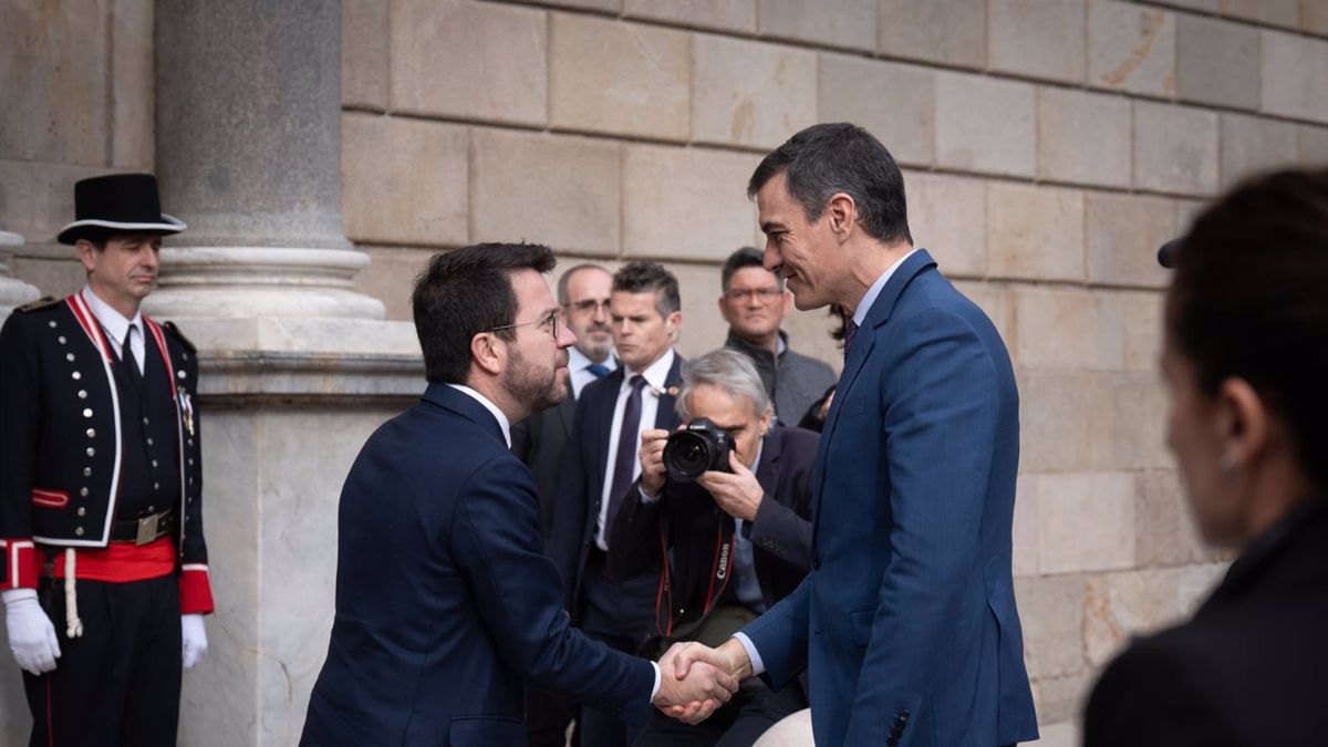 El presidente del Gobierno, Pedro Sánchez, y el president de la Generalitat de Catalunya, Pere Aragonès (i), se saludan a su llegada a una reunión en el Palau de la Generalitat