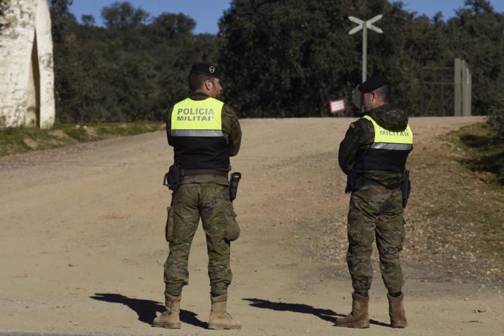 Militares acordonando el lugar donde buscan a dos militares desaparecidos de la base de Cerro Muriano - EP