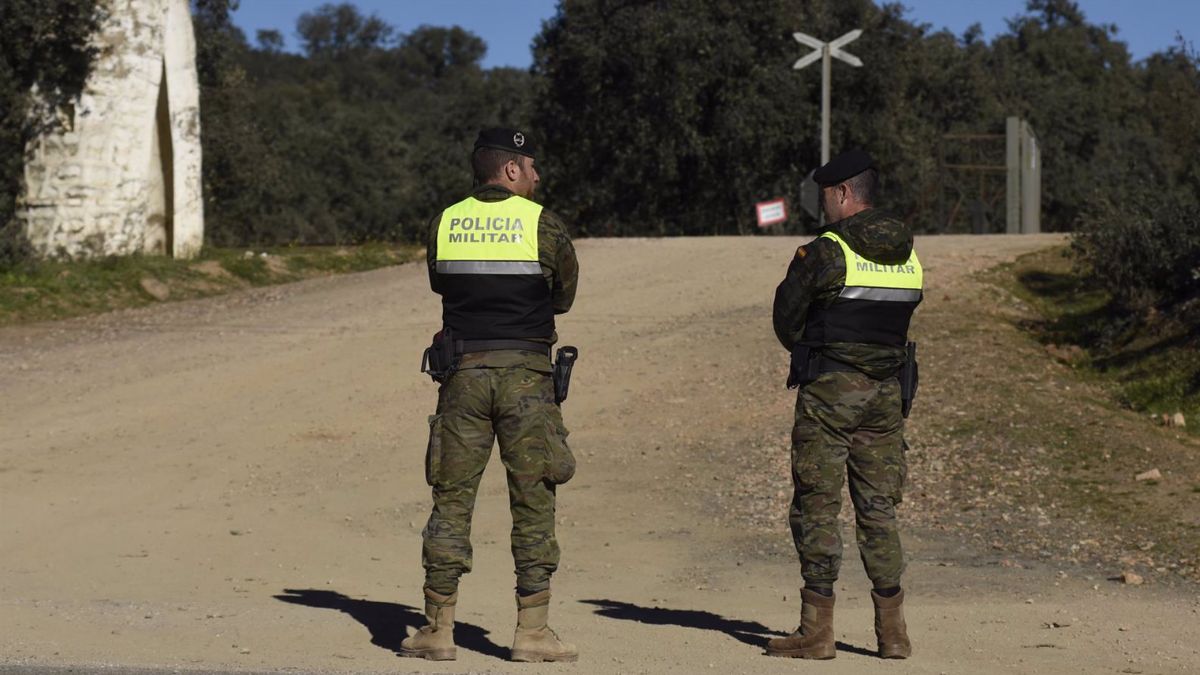 Militares acordonando el lugar donde buscan a dos militares desaparecidos de la base de Cerro Muriano - EP