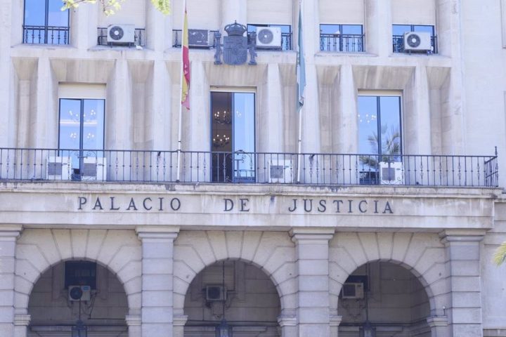 Detalle de la fachada principal de la Audiencia Provincial de Sevilla