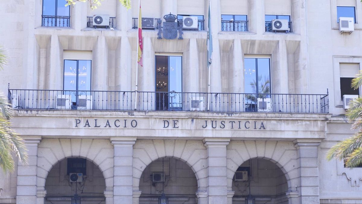 Detalle de la fachada principal de la Audiencia Provincial de Sevilla