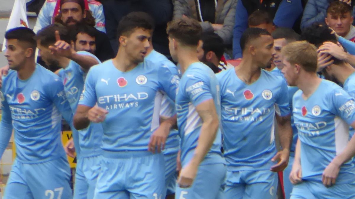 Jugadores del Manchester City celebran un gol, Rodri Hernández, en el centro de la imagen