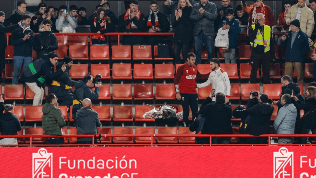 El Granada, Athletic y Los Cármenes recuerdan al aficionado del conjunto nazarí fallecido en la grada del estadio este domingo.