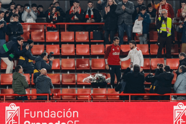 El Granada, Athletic y Los Cármenes recuerdan al aficionado del conjunto nazarí fallecido en la grada del estadio este domingo.