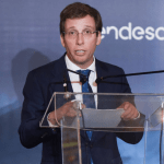 José Luis Martínez Almeida, alcalde de Madrid, ha tildado de "disparatado" que se pueda prohibir fumar en terrazas.