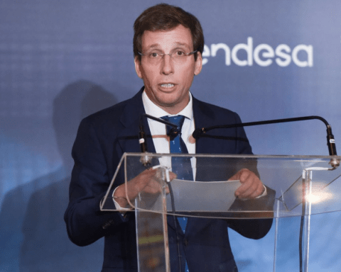 José Luis Martínez Almeida, alcalde de Madrid, ha tildado de "disparatado" que se pueda prohibir fumar en terrazas.