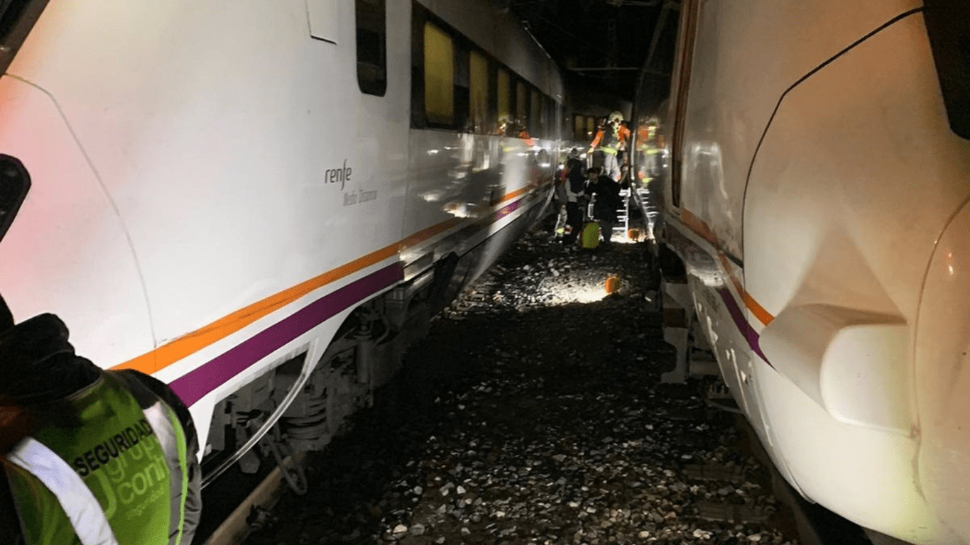 Trece personas, entre ellas tres menores, sufrieron heridas leves como resultado de la colisión entre dos trenes.