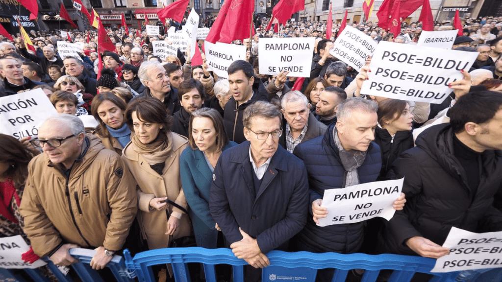 Miles de personas se han concentrado en Pamplona, convocadas por UPN, para expresar su rechazo a la moción de censura